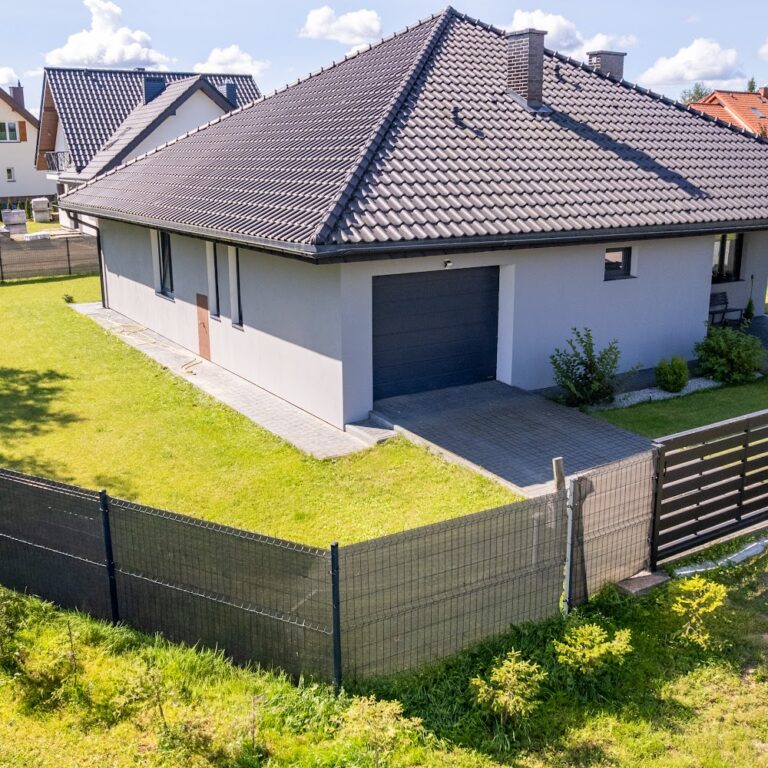CHATA W KWADRACIE nieruchomości
